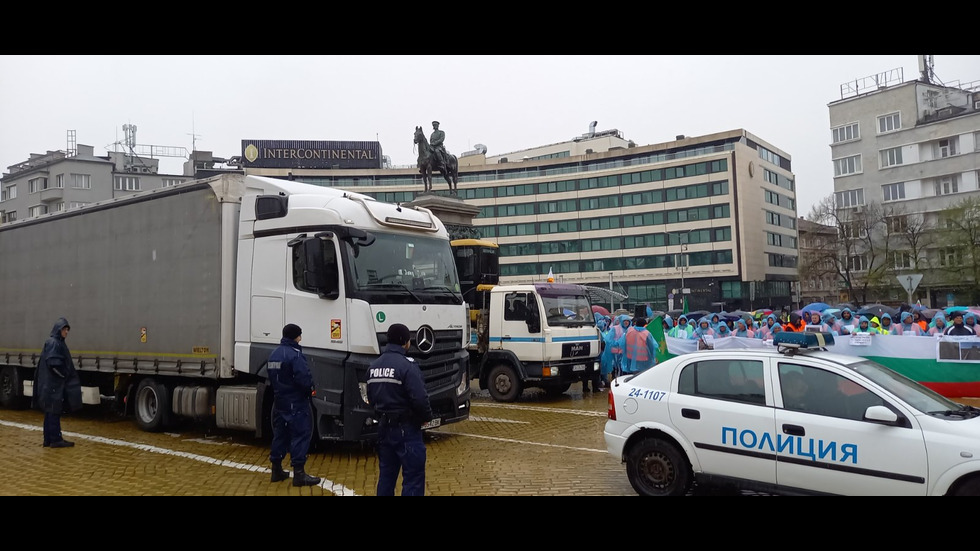 Пътните строители отново на протест, паркираха камиони пред Народното събрание
