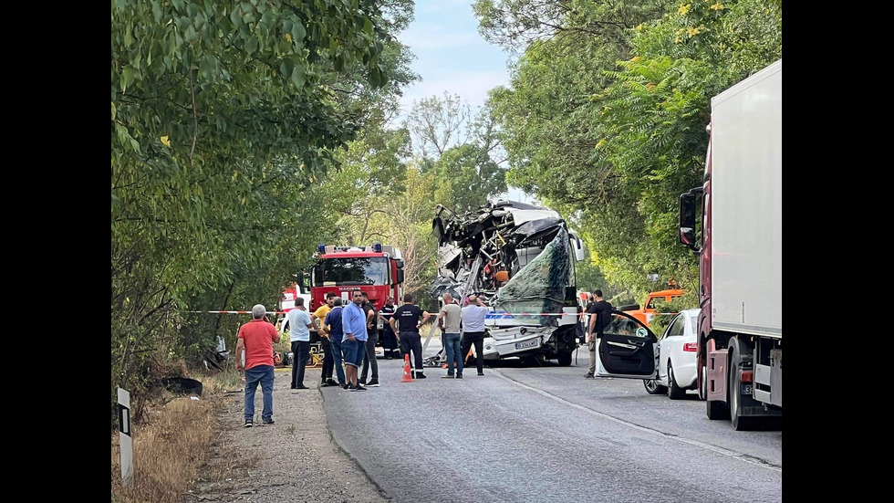 Тежка катастрофа между автобус и лека кола край Велико Търново, има загинали