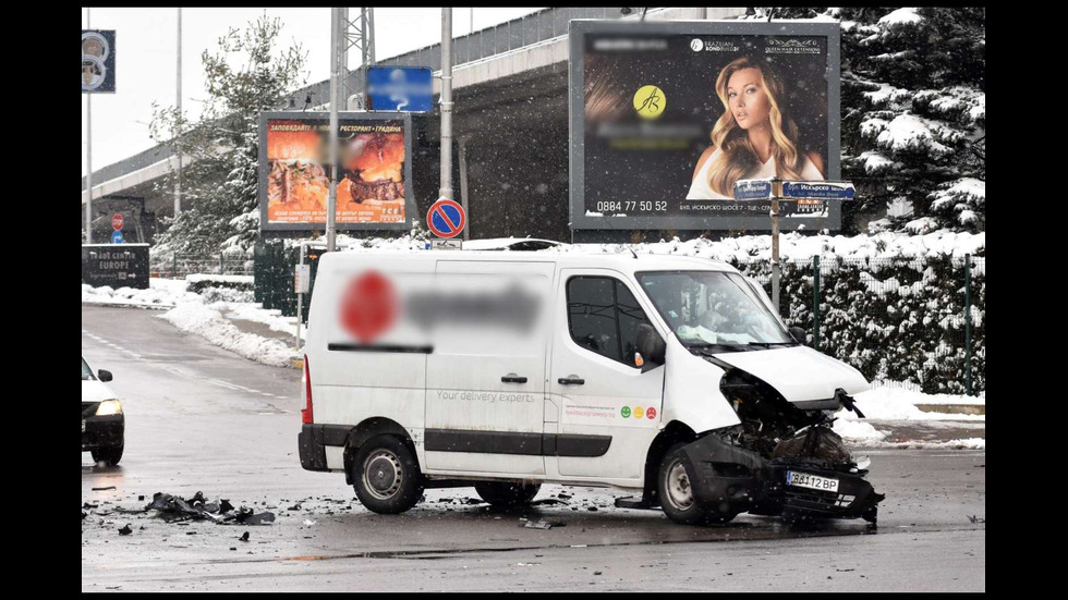 Шофьор е в болница след катастрофа между джип и микробус в София