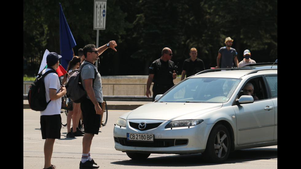 Група протестиращи блокира половин София