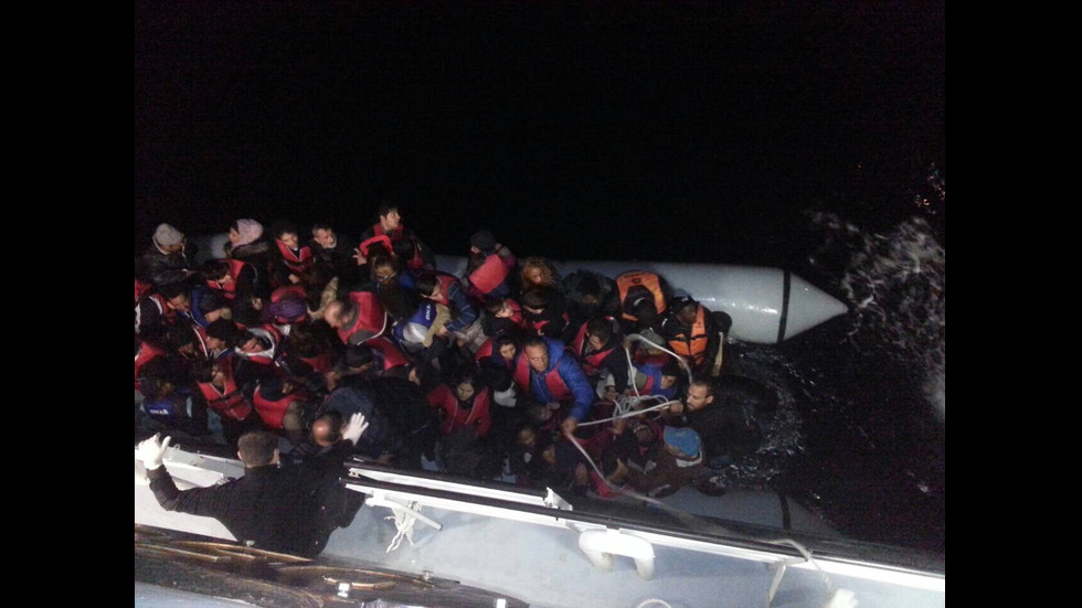 Български кораб спаси 120 мигранти в Егейско море