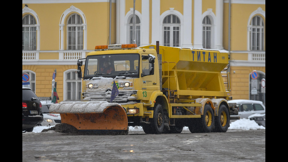 Сняг заваля на много места в страната