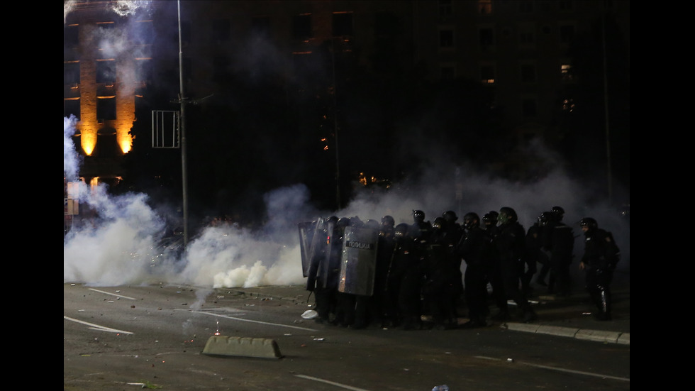 ПРОТЕСТ В СЪРБИЯ: Демонстранти нахлуха в парламента