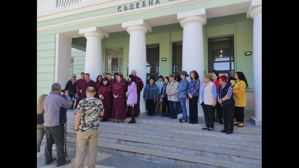 Прокурори и магистрати в подкрепа на Гешев