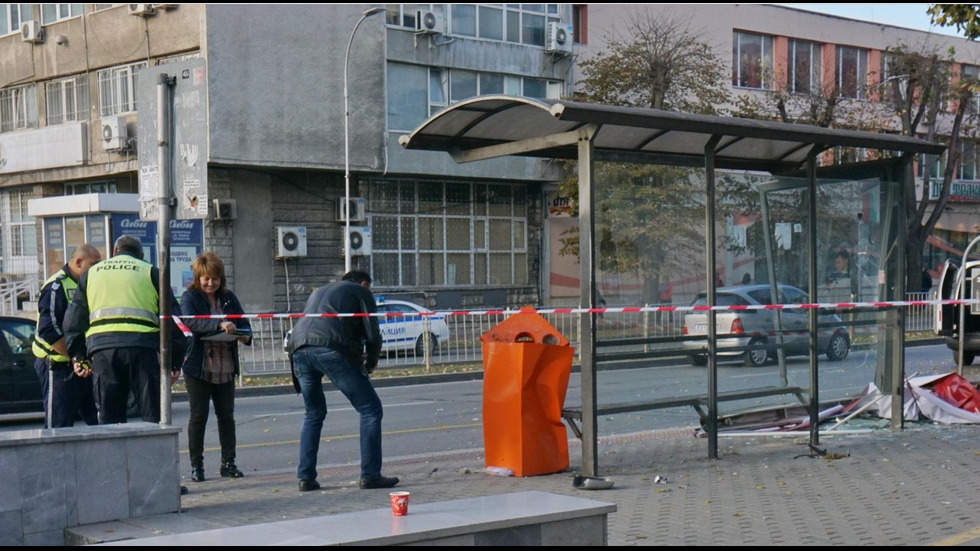 Кола помете две деца и млад мъж на автобусна спирка във Варна