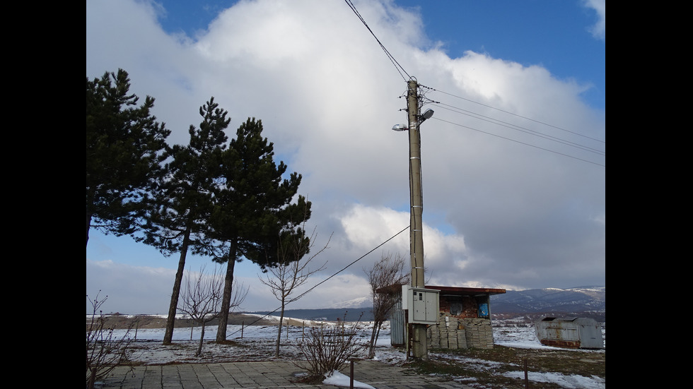 Вятърът събори електрически стълбове в Благоевград