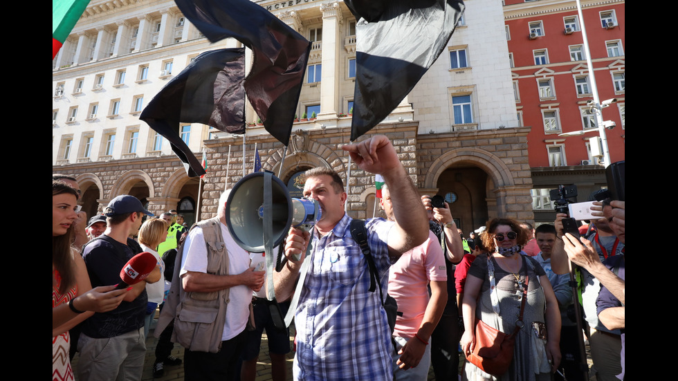 Шестият протест в София започна без напрежение