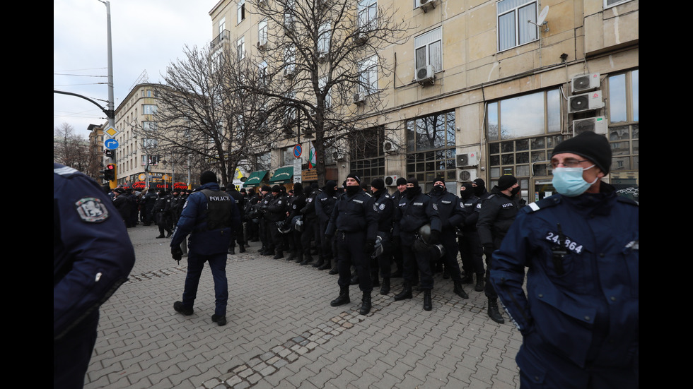 "Възраждане" организира протест срещу зеления сертификат, докараха водно оръдие пред НС