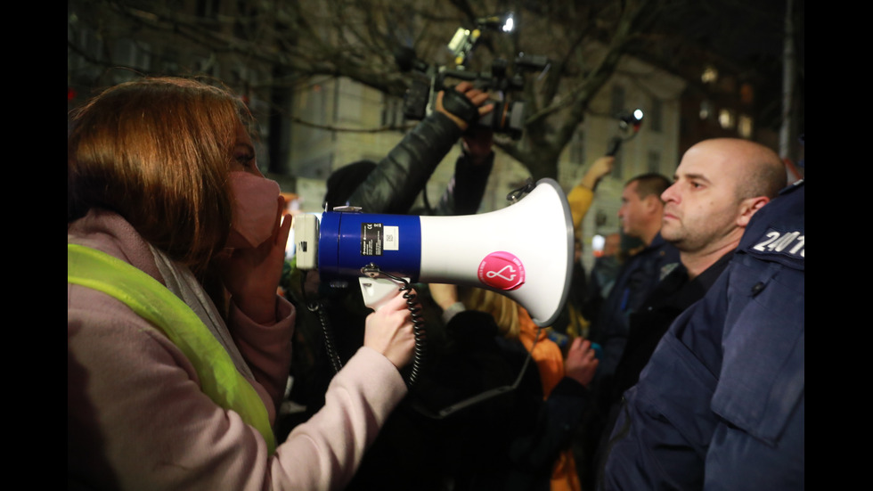 Протест в София срещу насилието над жени, стигна се и до напрежение (ВИДЕО+СНИМКИ)