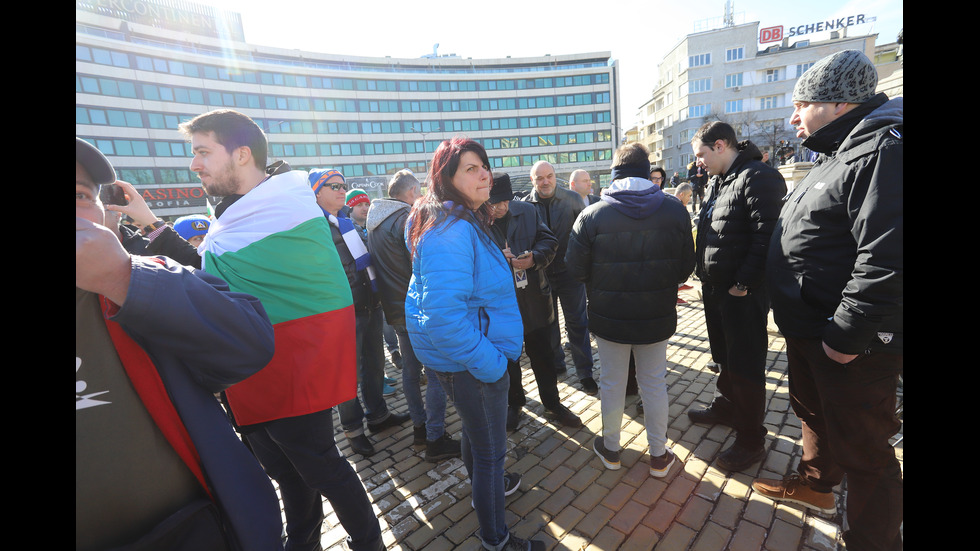 Фенове на „Левски” на протест пред парламента