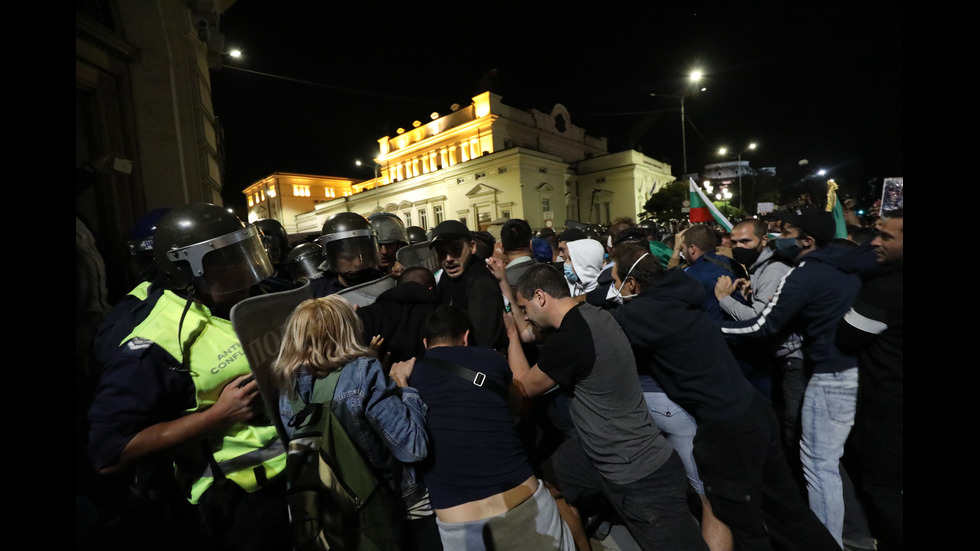 Бомбички, бутилки и павета полетяха към полицаите на протеста в София