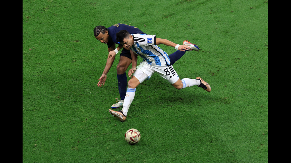 АРЖЕНТИНА ШАМПИОН! Меси вдига световната купа след невиждана драма в Катар