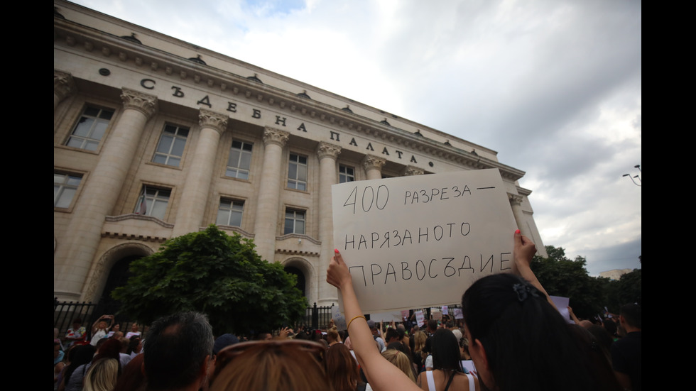 Протести в десетки градове заради жестоко малтретираното 18-годишно момиче