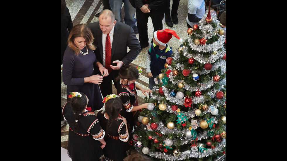 Румен Радев и децата на „Българската Коледа” украсиха елхата в президентството