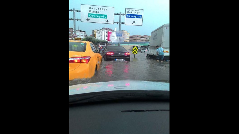 Проливни дъждове парализираха Истанбул