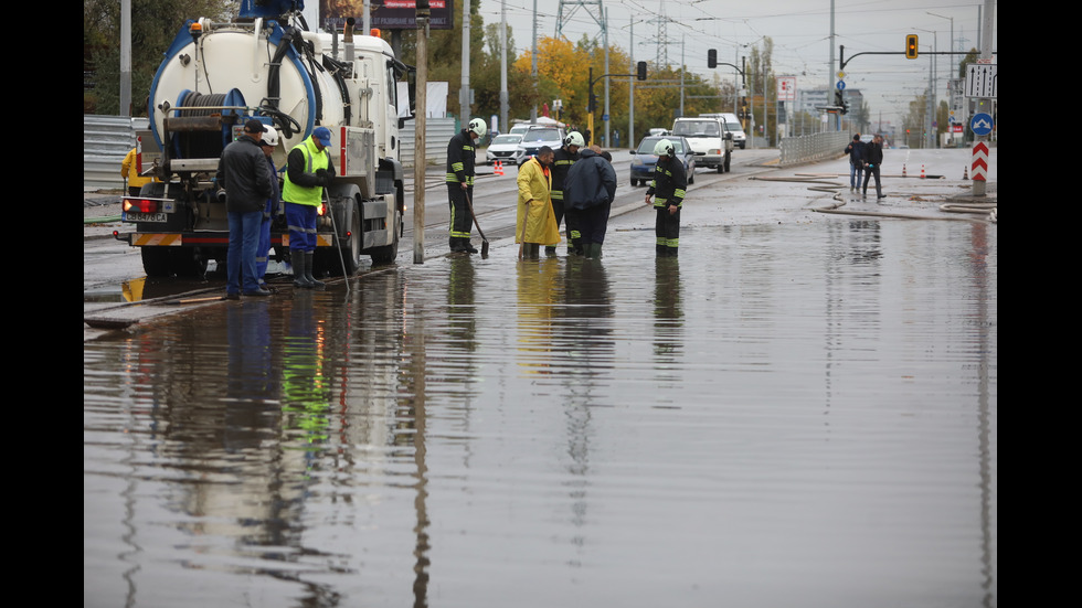 Наводнено кръстовище спря движението на няколко трамвайни линии в София