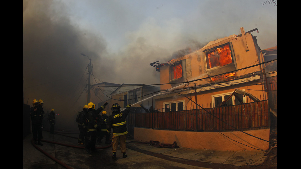 Пожар погълна над 100 къщи 50 хектара гора в Чили