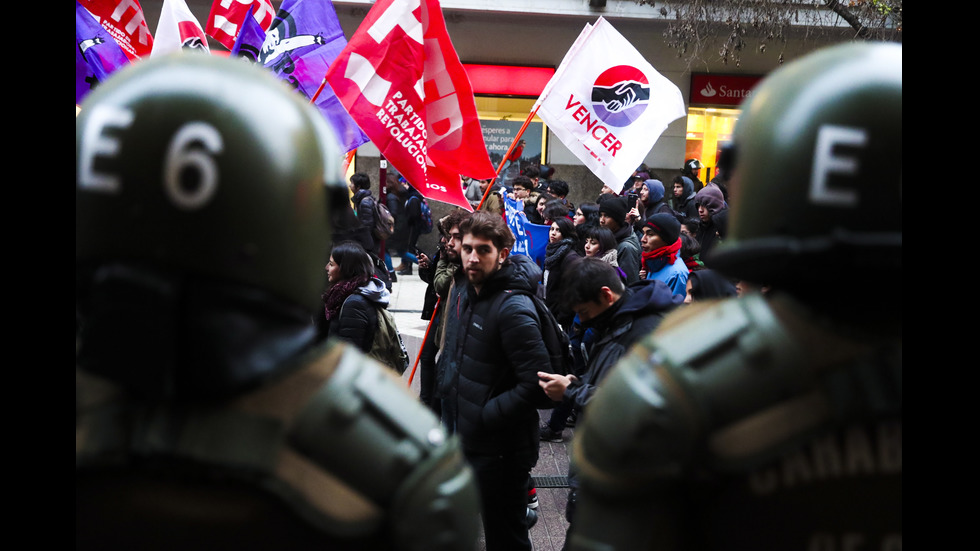 Студенти на протест в Чили