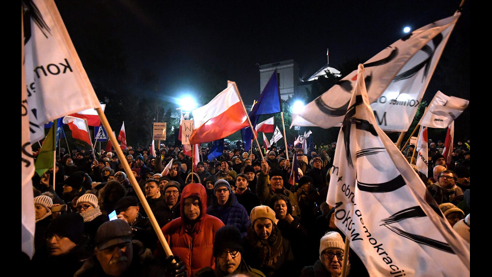 Парламентарна криза и масови протести в Полша