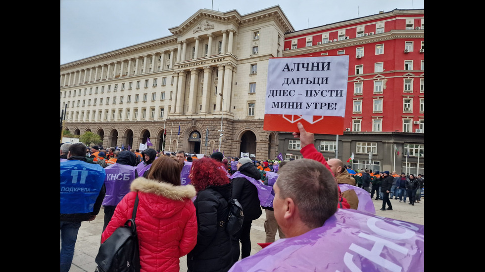 Синдикати от КНСБ и КТ „Подкрепа“ излизат на протест пред МС