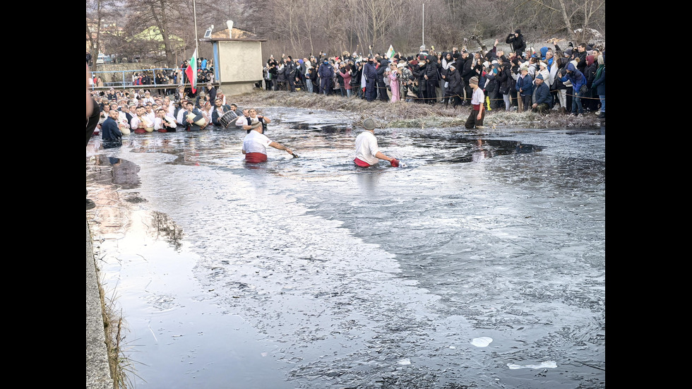 Мъжкото хоро се изви в река Тунджа