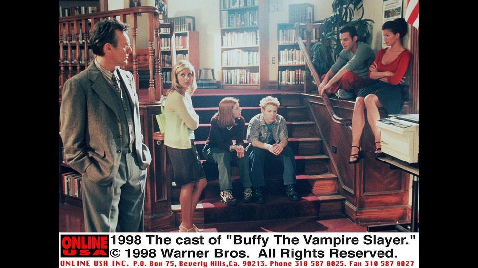 Екранни партньори от сериали, които запазиха приятелството си