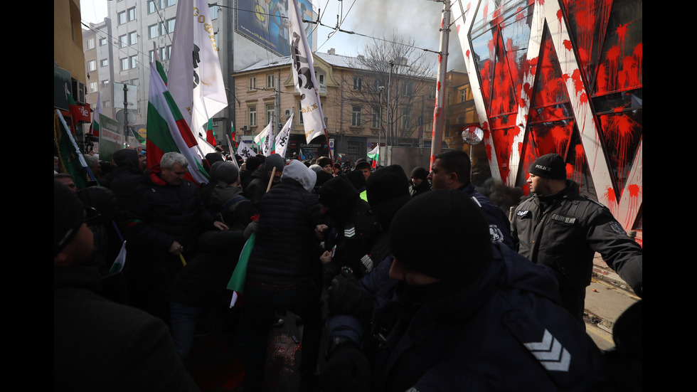 Ранени полицаи и арести на протеста на „Възраждане”