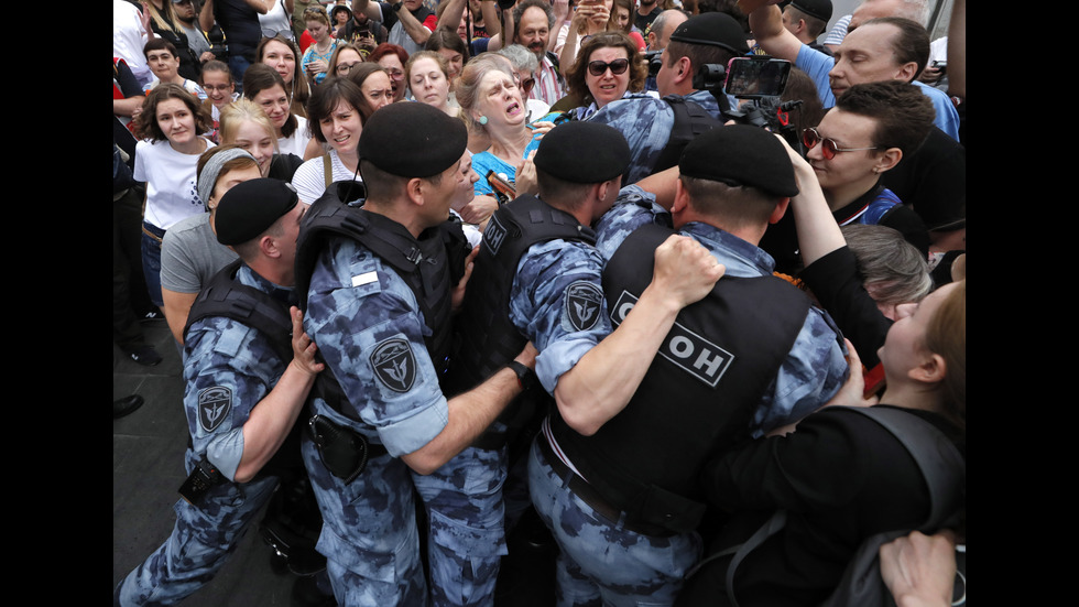 Десетки арестувани на протест в Москва