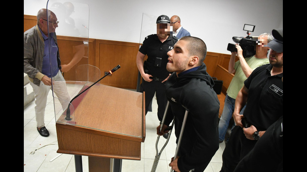 Оставиха в ареста прокурорския син, задържан за побоища в Перник