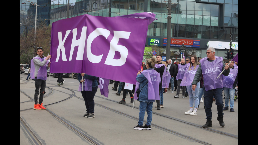 Протест на служителите в градския транспорт блокира София