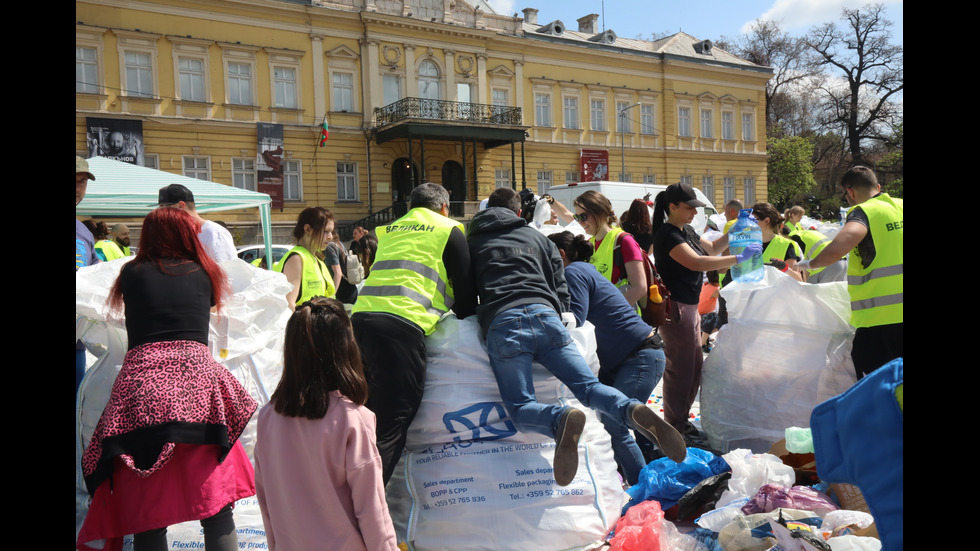 Пролетна акция: Тонове „Капачки за бъдеще” са събрани в центъра на София