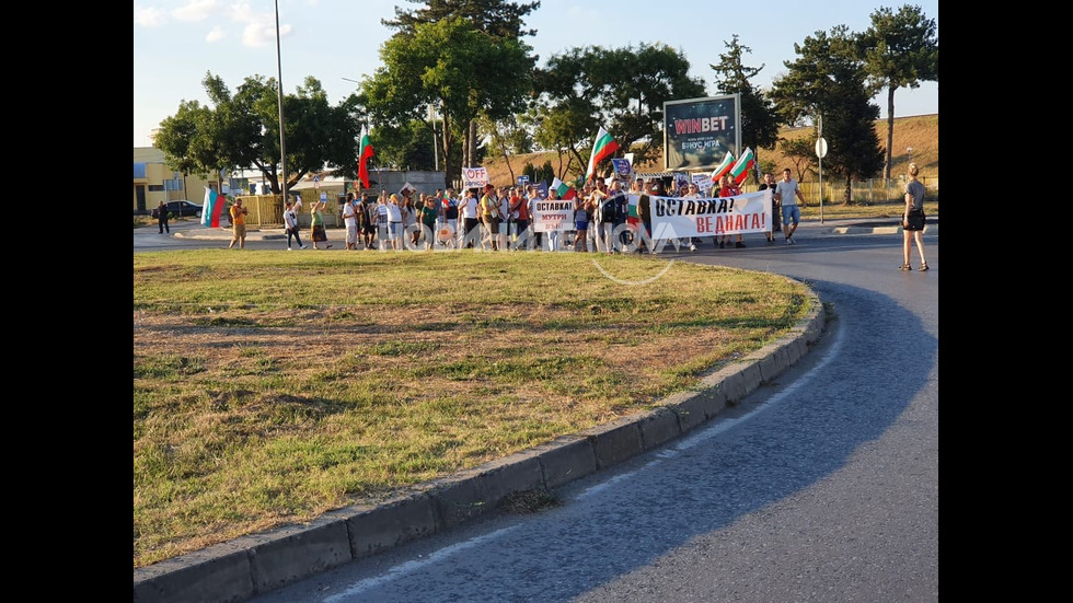 Протестиращи блокираха движението към ГКПП "Дунав мост"