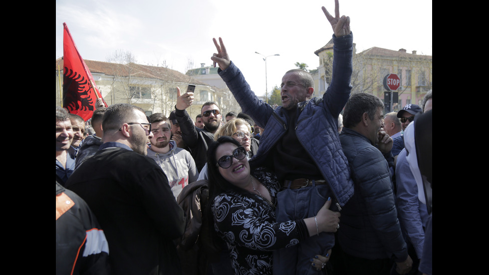 Нови сблъсъци в Тирана, окупирана е сградата на полицията