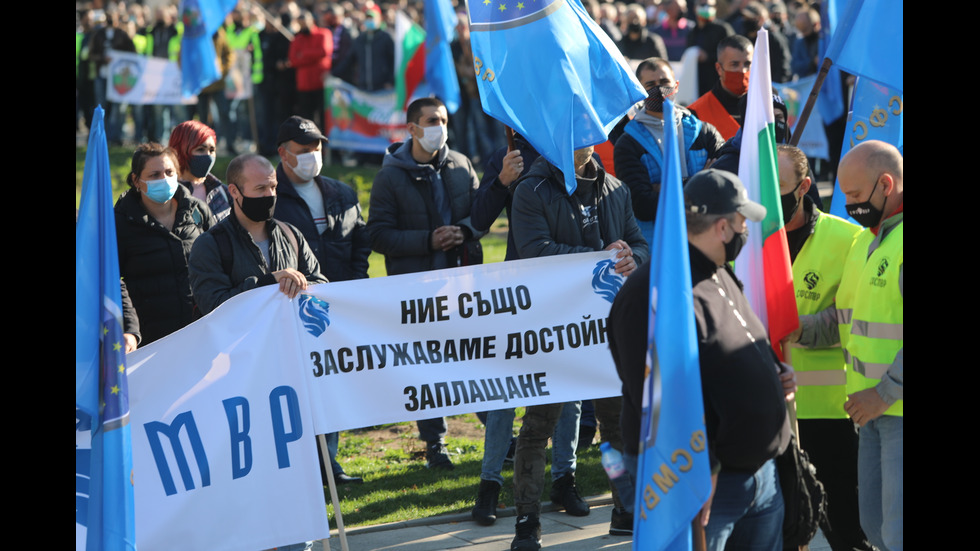 Полицейските служители излизоха на протест