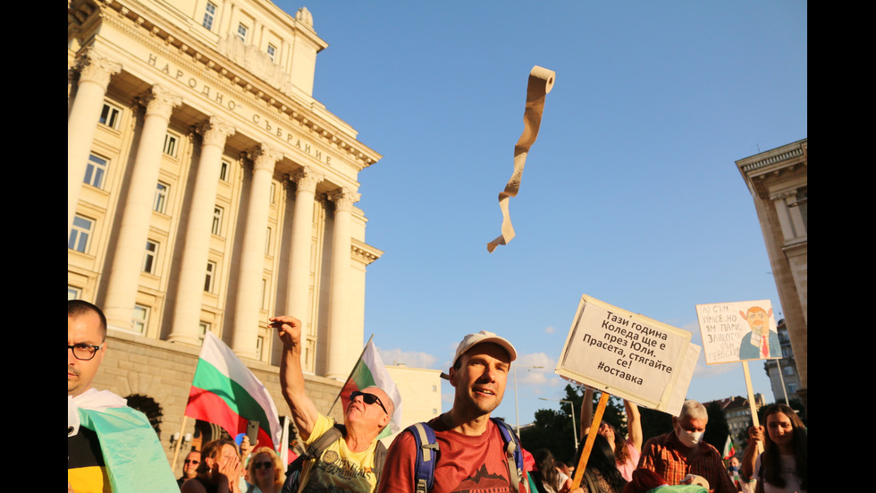 14-И ДЕН НЕДОВОЛСТВО: Протести в София и Велико Търново