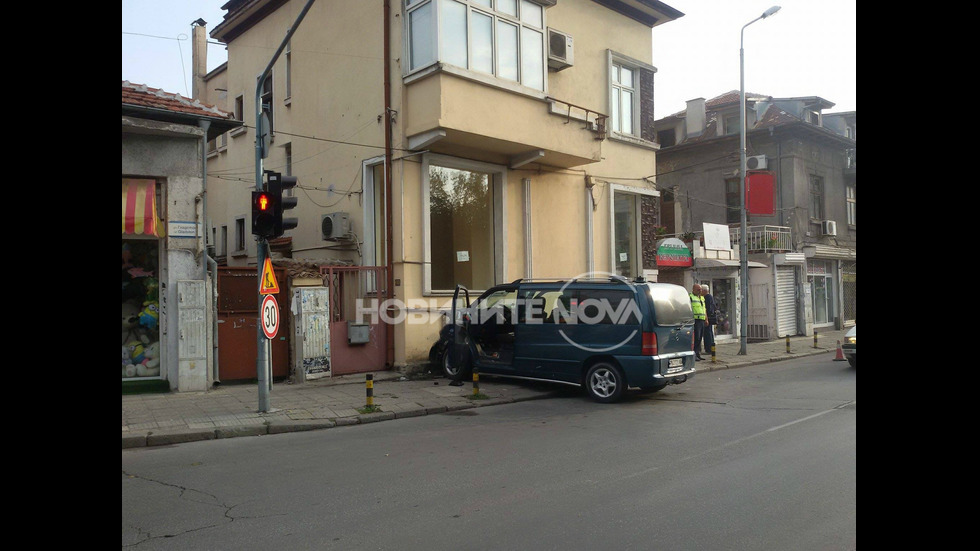 Бус се вряза в къща на централно кръстовище в Пловдив