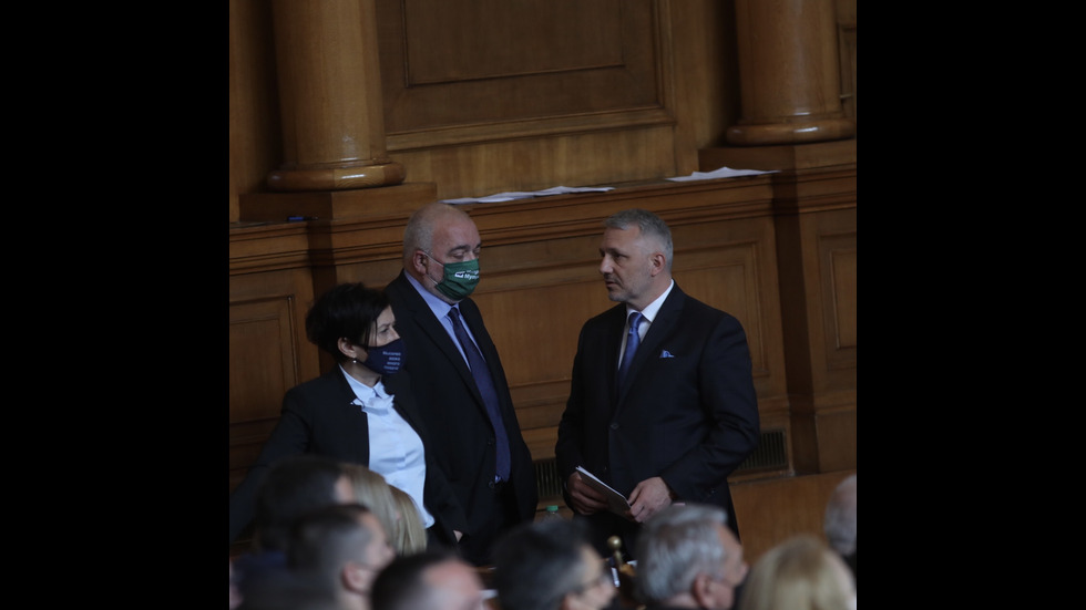 Бурни дебати в първия работен ден на новото Народно събрание