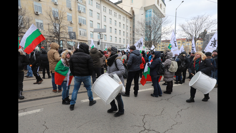 "Възраждане" организира протест срещу зеления сертификат, докараха водно оръдие пред НС