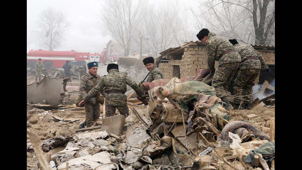 Самолет смаза жилища в Киргизстан, има най-малко 20 жертви