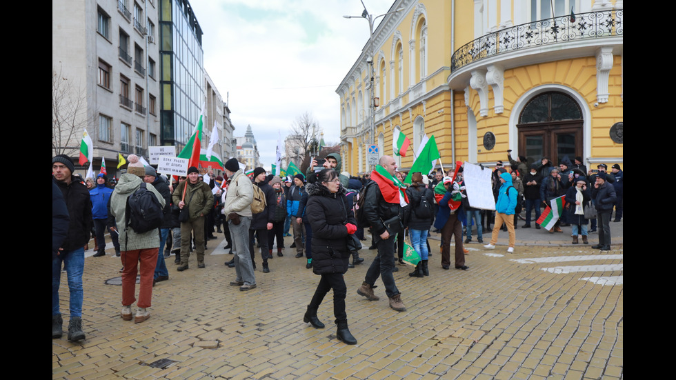 "Възраждане" организира протест срещу зеления сертификат, докараха водно оръдие пред НС