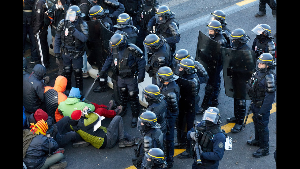 Задържаха 18 протестиращи на границата между Франция и Испания