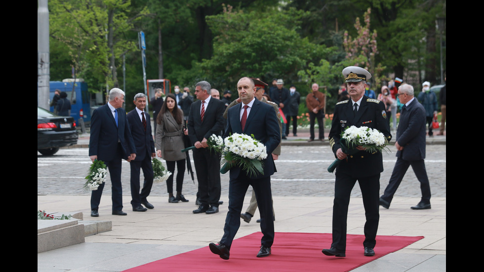 Президентът и началникът на отбраната поднесоха венци на Паметника на незнайния воин