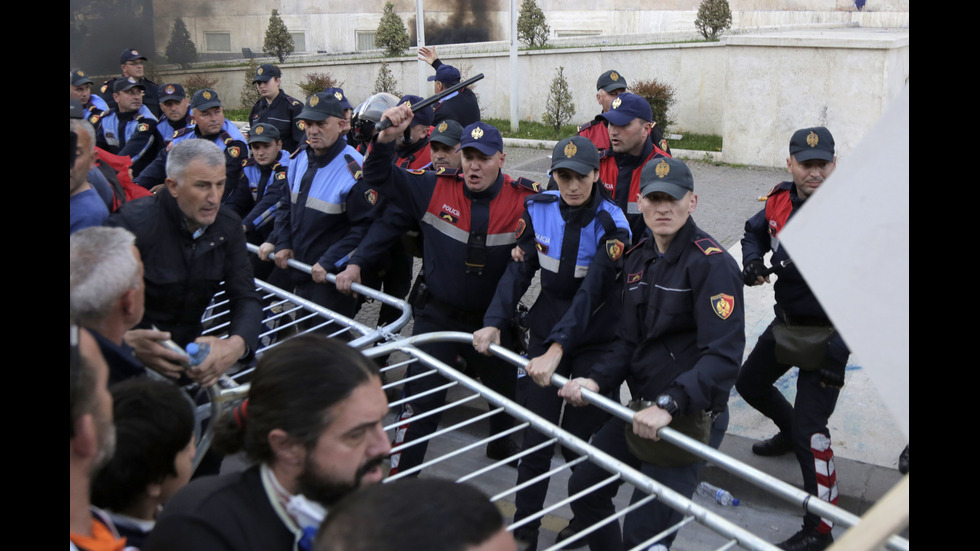 Полицай беше ранен на митинга на опозицията в Тирана