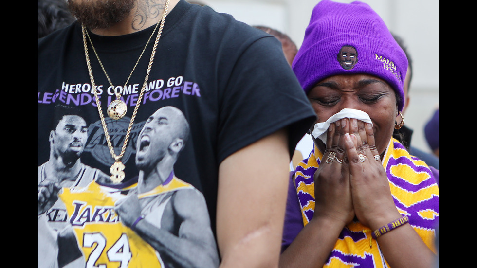 Хиляди се простиха с Коби Брайънт