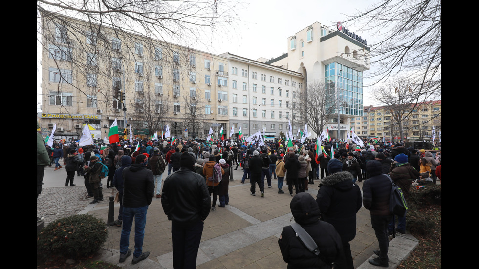 "Възраждане" организира протест срещу зеления сертификат, докараха водно оръдие пред НС
