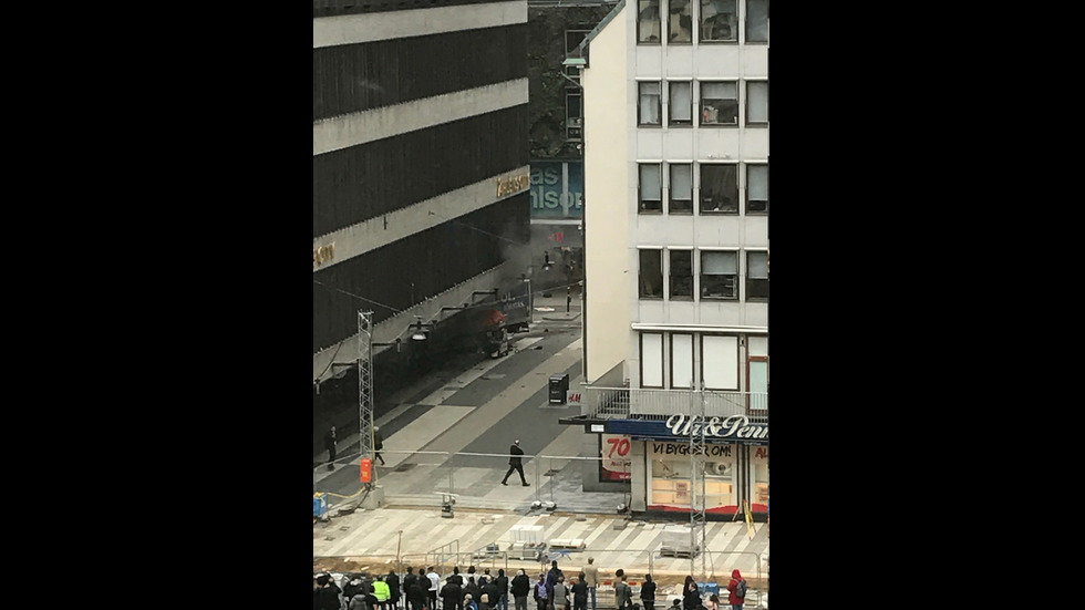 Камион се вряза в пешеходци в Стокхолм