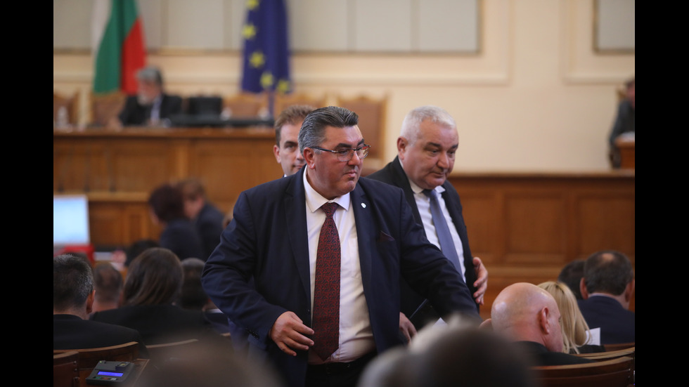 Ден втори: Парламентът в криза