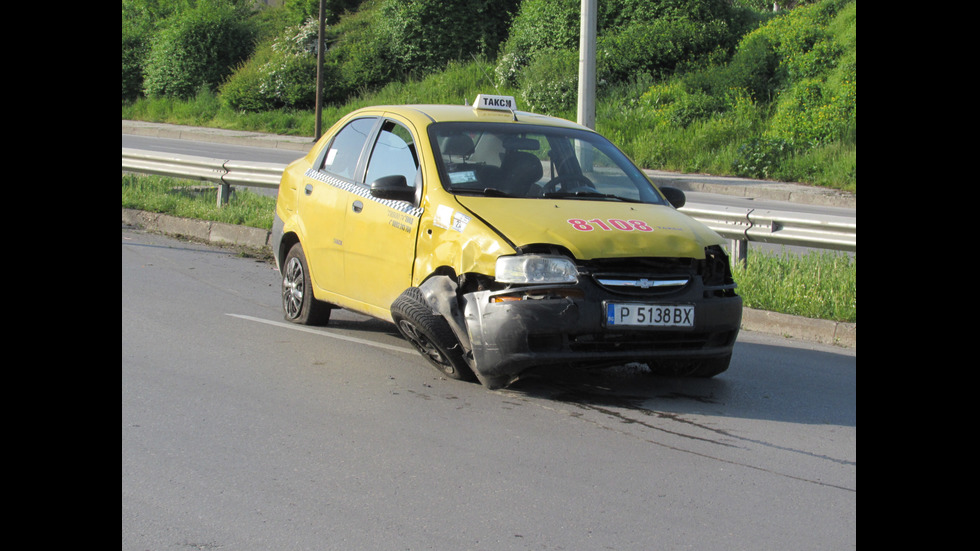 Пътничка в таксиметров автомобил пострада при катастрофа в Русе