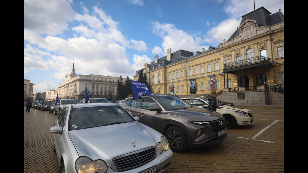 Протест на спешни медици блокира центъра на София