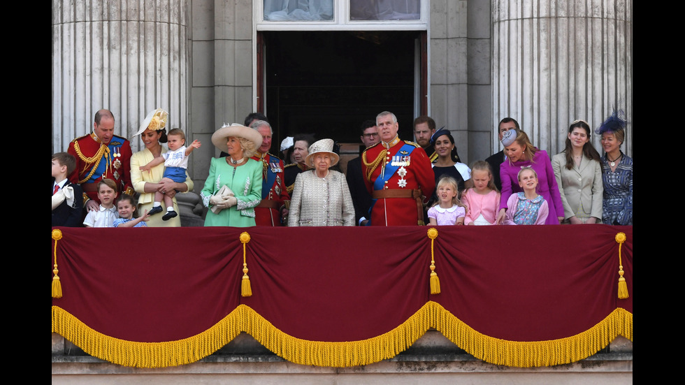 С традиционен парад в Лондон отбелязват 93-ия рожден ден на кралица Елизабет Втора